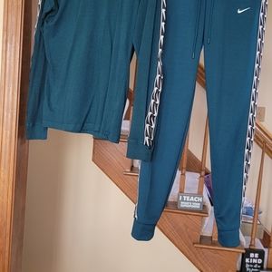 Nike jogger and t-shirt set